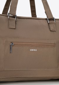 Borsa a tracolla in tessuto marrone con superficie texture, tasca frontale con zip e accessori in argento. Il testo RFID appare in modo prominente sul davanti.