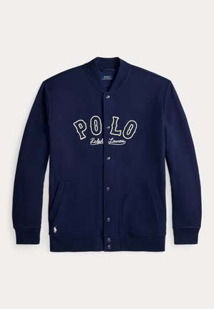 Tmavě modrá bunda na knoflíky s nápisem "POLO Ralph Lauren" na hrudi, dvěma předními kapsami, žebrovaným límcem a manžetami a malým logem u lemu.