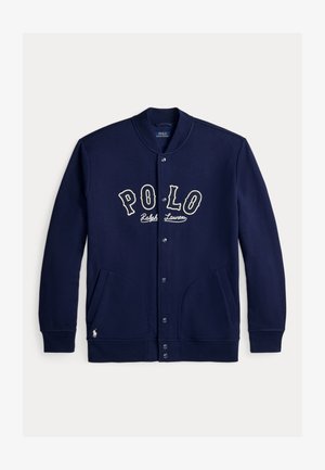 Tmavě modrá bunda na knoflíky s nápisem "POLO Ralph Lauren" na hrudi, dvěma předními kapsami, žebrovaným límcem a manžetami a malým logem u lemu.