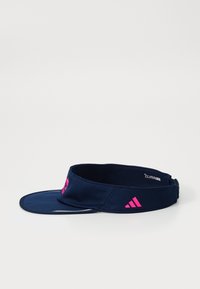 Marineblå skyggehat med bred skygge, lavet af åndbart stof. Har pink detaljer og et "ClimaCool" mærke for fugtstyring.