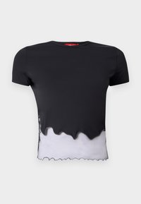 Schwarzes kurzärmeliges T-Shirt mit einem gezackten weißen Saum, das eine glatte Textur aufweist. Der Ausschnitt ist rund und der Stoff scheint leicht zu sein.
