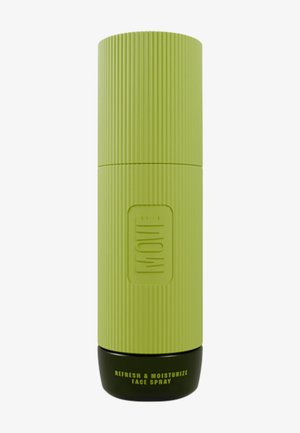 Zielona cylindryczna butelka z rozpylaczem do twarzy z pionowymi żłobieniami, czarną podstawą i napisem „REFRESH & MOISTURIZE FACE SPRAY” na dole.