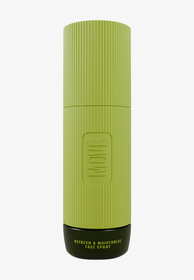 Flacon pulvérisateur facial cylindrique vert avec des rainures verticales, base noire et texte « REFRESH & MOISTURIZE FACE SPRAY » en bas.