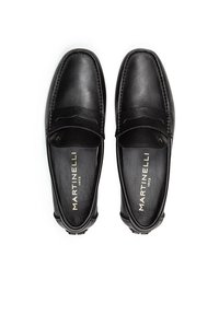 Zapatos de cuero negro sin cordones con una textura suave, que presentan una punta redondeada y detalles de costura mínimos, con la marca "MARTINELLI" en el interior.