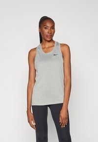 Szara koszulka na ramiączkach Nike z okrągłym dekoltem, z małym czarnym logo na lewej piersi. Wykonana z lekkiego, oddychającego materiału.