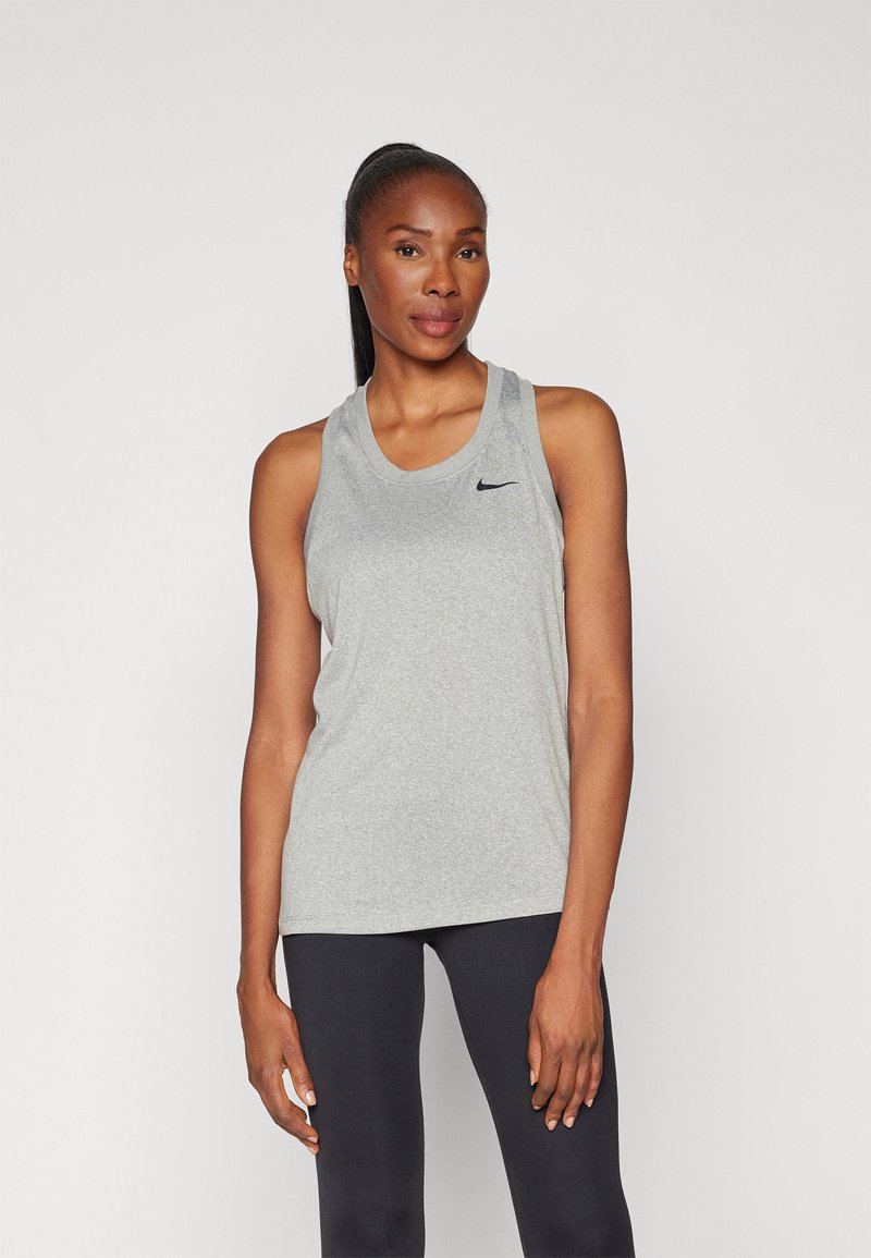 Szara koszulka na ramiączkach Nike z okrągłym dekoltem, z małym czarnym logo na lewej piersi. Wykonana z lekkiego, oddychającego materiału.