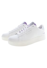 Sneaker bianchi con finitura in pelle liscia, dotati di suola platform, dettagli viola sulla linguetta e sul lato, e chiusura con lacci.