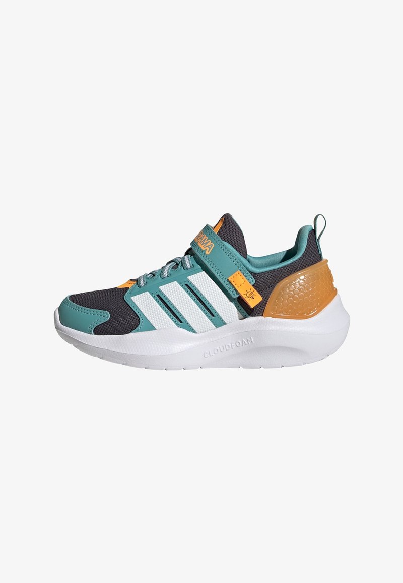 Baskets de sport bleu sarcelle, noir et orange avec des rayures blanches, un soutien de talon orange, une bride bleu sarcelle et une semelle blanche amortie portant la mention Cloudfoam.