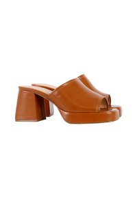 Mule aperti in pelle marrone con tacco quadrato spesso e texture liscia. Il design presenta una fascia larga sul davanti.