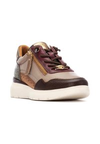 Sneaker multicolore con pelle beige, bordeaux e marrone, pannello laterale testurizzato, cerniera dorata e una suola bianca spessa.
