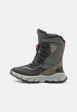Grå vandringskänga med en krage av päls, texturerad tyg, gummisula och röda detaljer. Utrustad med snabb-snörningssystem och förstärkt ankelsupport.