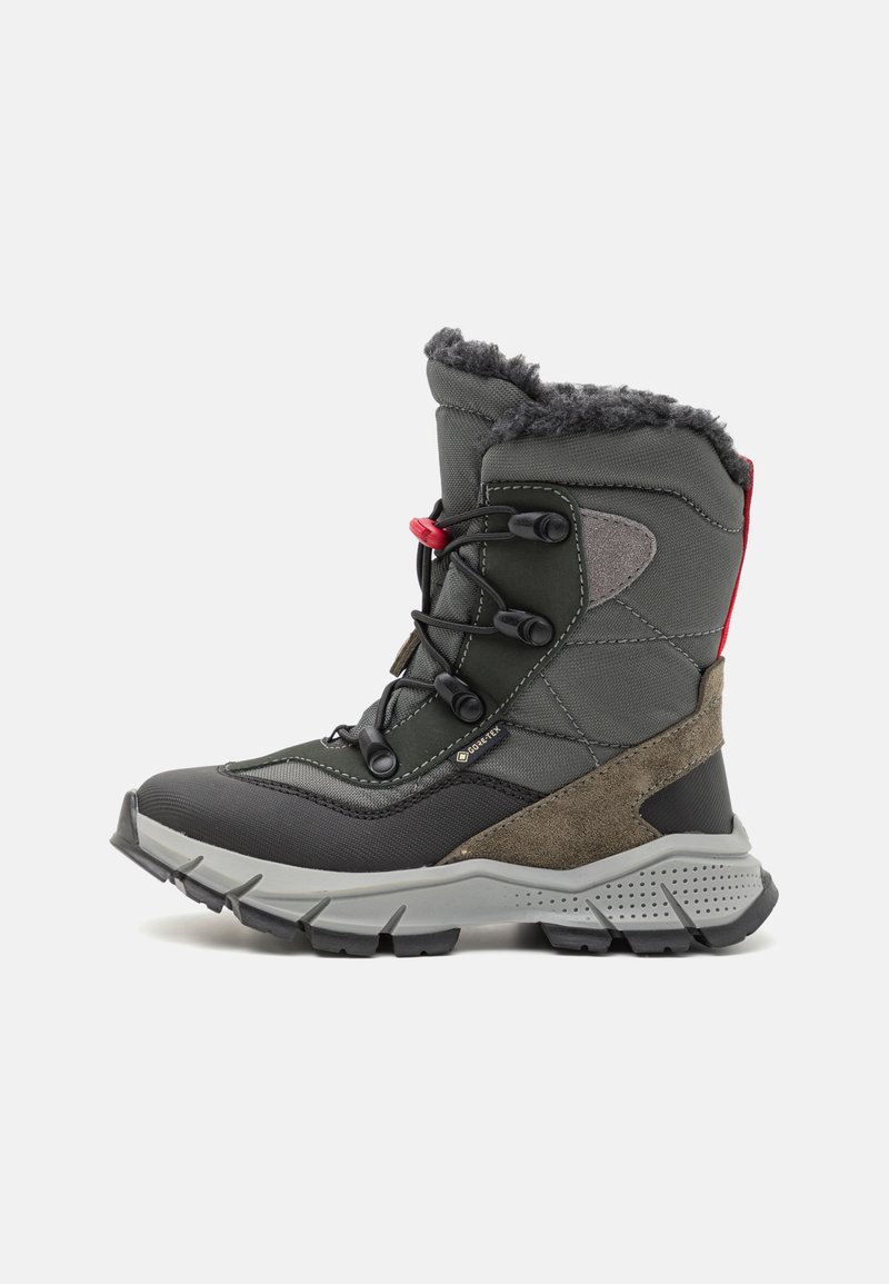 Botas de senderismo grises con un cuello forrado de piel, tejido texturizado, suela de goma y acento rojo. Cuenta con un sistema de cordones rápido y soporte reforzado para el tobillo.