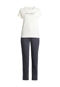 Vit bomull t-shirt med "Marc O'Polo" tryckt i mörkgrått; kombinerad med marinblå, lätta, smalare byxor. Enkelt mönster, inga mönster.