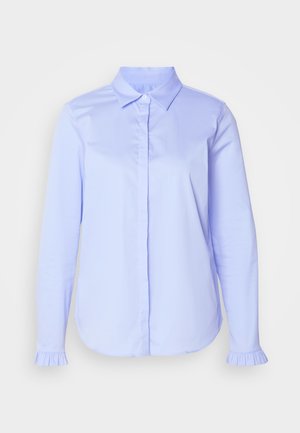 Himmelblaues Hemd mit Knopfleiste aus glattem Stoff, ausgestattet mit einem klassischen Kragen und Rüschendetails an den Ärmelsäumen.