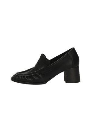 Zapatos de tacón de cuero negro con punta redonda, que presentan un diseño plisado y un tacón grueso. La parte superior tiene una banda cosida en la parte frontal.