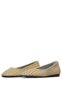 Ballerine beige perforate con punta affusolata, materiale flessibile, fodera interna blu e suola nera bassa. Il motivo aperto aggiunge dettaglio.