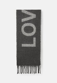 Sivi šal s resama, s velikim slovima koja spelling „LJUBAV“ u svjetlijoj sivoj nijansi, napravljen od mekanog pletenog materijala.