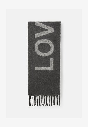 Szary szalik z frędzlami, z dużymi literami pisanymi "LOVE" jaśniejszym odcieniem szarości, wykonany z miękkiego dzianinowego materiału.