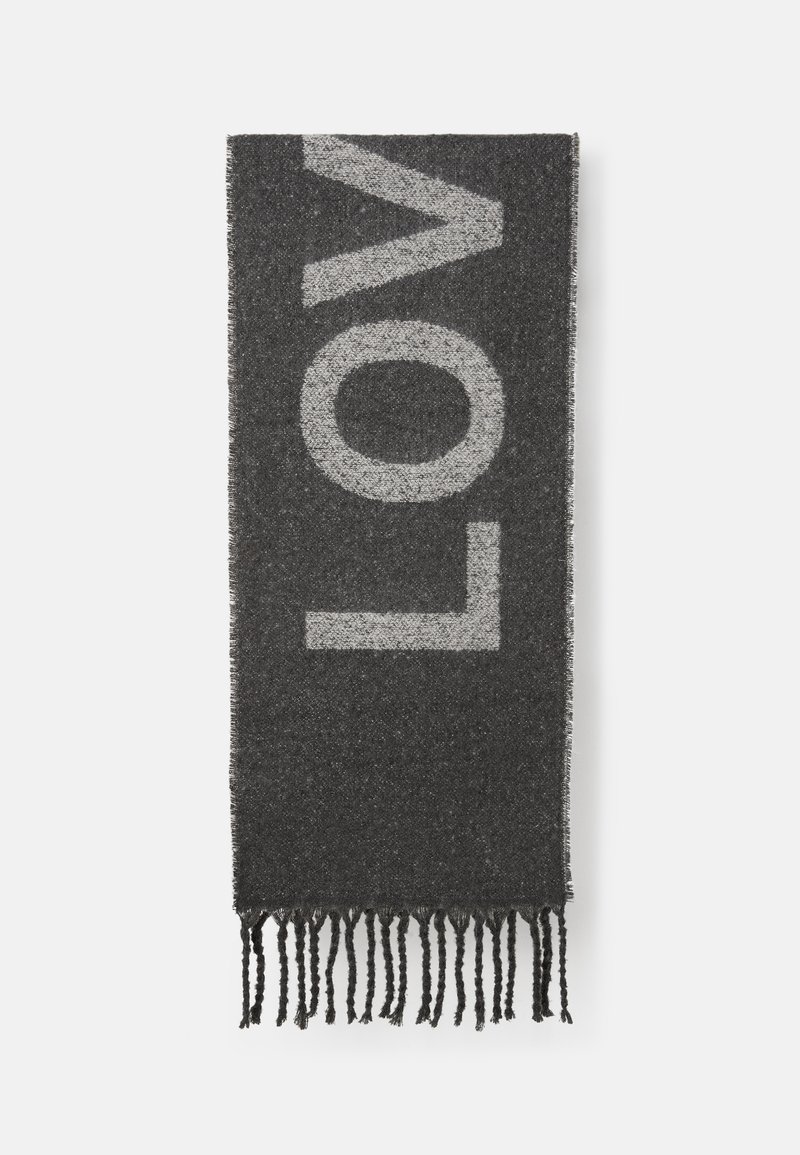 Sivi šal s resama, s velikim slovima koja spelling „LJUBAV“ u svjetlijoj sivoj nijansi, napravljen od mekanog pletenog materijala.