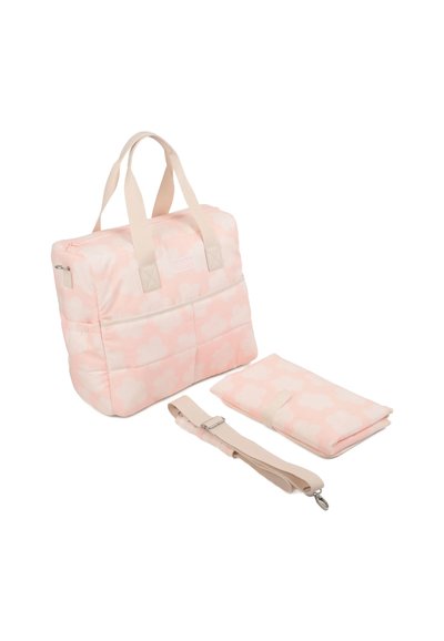Sac en tissu rose avec des motifs de nuages blancs, deux anses, une bandoulière amovible et un tapis à langer plié inclus.