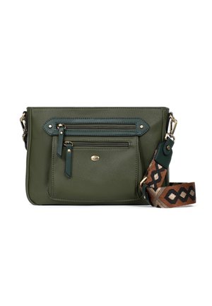 Olivgroene crossbodytas met twee voorvakken met ritssluiting, goudkleurige hardware en een afneembare stoffen band met patroon.