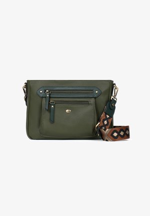 Olivgroene crossbodytas met twee voorvakken met ritssluiting, goudkleurige hardware en een afneembare stoffen band met patroon.