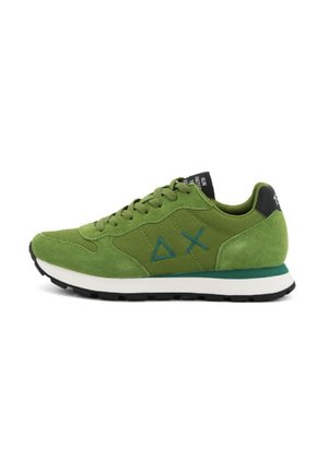 Sneaker in suede verde e tessuto con lacci verdi, logo triangolo e croce blu sui lati, intersuola bianca e verde e suola nera.