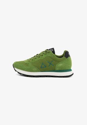 Sneaker in suede verde e tessuto con lacci verdi, logo triangolo e croce blu sui lati, intersuola bianca e verde e suola nera.