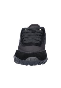 Schwarzer Sportschuh aus einer Kombination von Mesh- und Wildledermaterialien, runden Schnürsenkeln, strukturiertem Außensohle und einem gepolsterten Kragen.