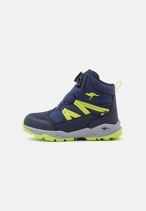 Granatowo-neonowo-żółty sneakers z wysoką cholewką, z wytrzymałą podeszwą, bocznym logo kangura i systemem szybkiego sznurowania.
