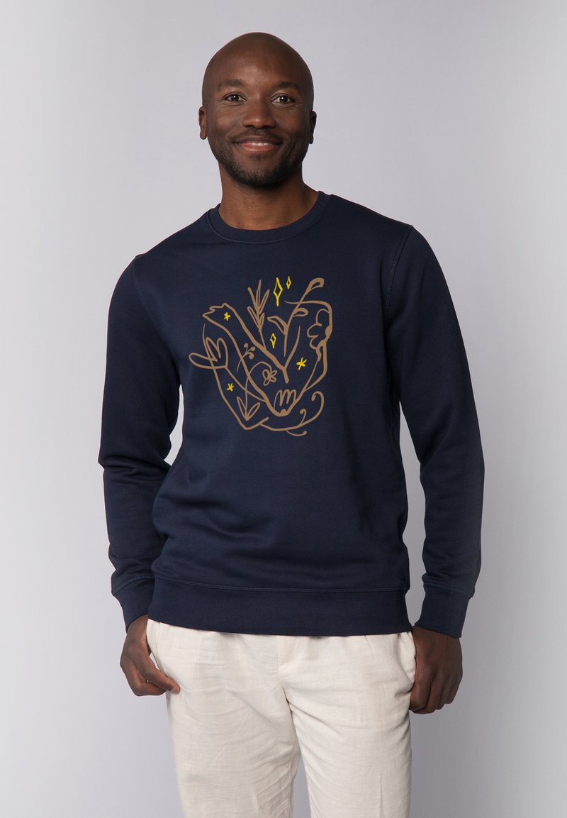 Marineblauwe crewneck sweatshirt met een gouden en gele geïllustreerde print. Gemaakt van een zachte stof met ribgebreide manchetten en onderrand.