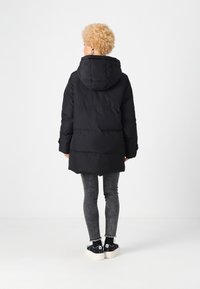 Vero Moda Petite VMLEONIELEA JACKET - Dūnu jaka - black