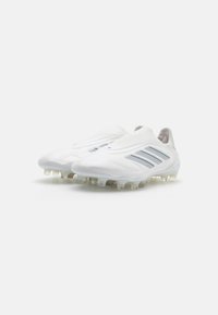 Weiße Fußballschuhe mit einem eleganten Design, das eine strukturierte Oberfläche, drei blaue Streifen und transparente Stollen für besseren Halt aufweist.