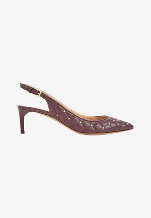 Fioletowe skórzane sandały na wysokim obcasie typu slingback z noskiem w szpic, pikowanym wzorem, złotymi ćwiekami i regulowanym paskiem z klamrą.