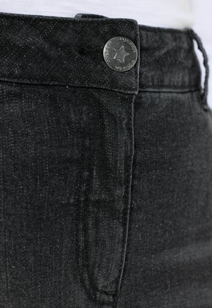 Jeans in denim nero con una texture liscia, dotati di un bottone a forma di stella argentata, passanti per cintura e un design classico delle tasche.