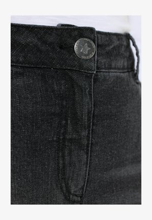 Sorte denim jeans med en glat tekstur, udstyret med en sølvfarvet stjerneknap, bæltestropper og et klassisk lomme-design.