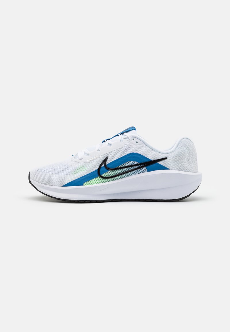 Nike Performance DOWNSHIFTER 13 - Laufschuh Straße - white/black/star blue/green strike/light armoy blue/platinum tint