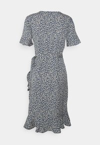 Kukkaiskuvioinen kietaisumekko laivastonsinisellä pohjalla ja luonnonvalkoisilla kuvioilla, lyhyet hihat, vyötärö solmittu ja röyhelöinen helma, valmistettu kevyestä kankaasta.