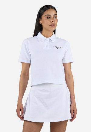 Weißes Polohemd mit Kragen, kurzen Ärmeln und drei Knöpfen. Verfügt über einen strukturierten Stoff und ein kleines schwarzes Logo auf der Brust.