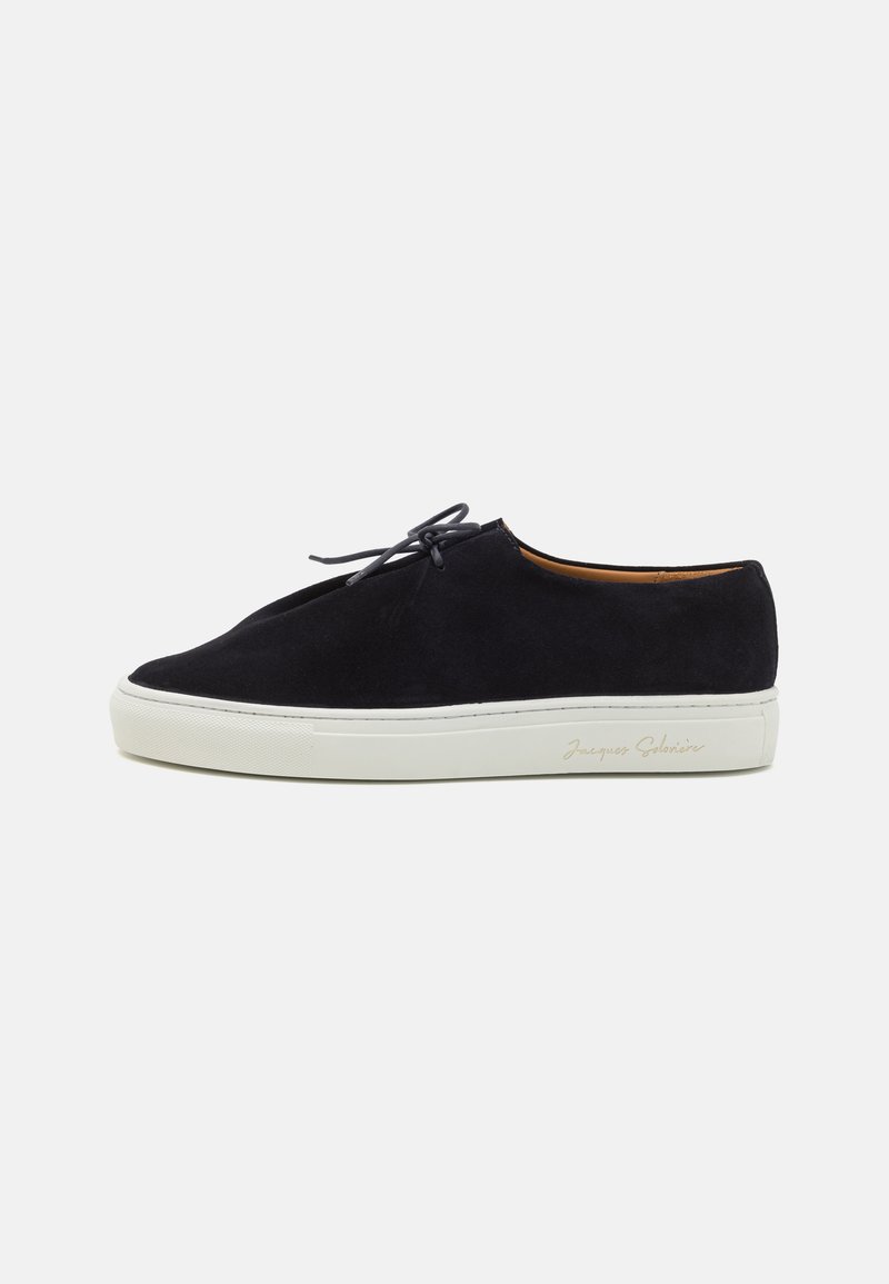 Schwarze Wildledersneaker mit runder Schuhspitze, weißer Gummisohle und passenden Schnürsenkeln. Verfügt über dezente Markenkennzeichnung an der Seite. Minimalistisches Design.
