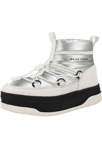 Botín de caña alta sintético en plata y blanco con suela gruesa negra, que presenta un diseño de cordones y acentos negros en los lados del zapato.