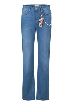 Hellblaue Denim-Jeans mit geradem Schnitt, ausgestattet mit Gesäßtaschen, einer dekorativen Kette und einem gemusterten Schal-Akzent am Bund.