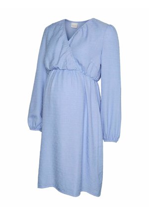 Vestido premamá azul claro texturizado con mangas largas abullonadas, cintura elástica y escote en pico con cuerpo cruzado.