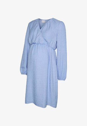 Lichtblauwe getextureerde zwangerschapsjurk met lange opgepofte mouwen, elastische taille en V-hals omslagstijl lijfje.