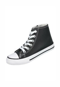 Zapatilla negra de caña alta hecha de lona con cordones blancos, puntera y suela de goma. Presenta costuras blancas y una franja negra en contraste.