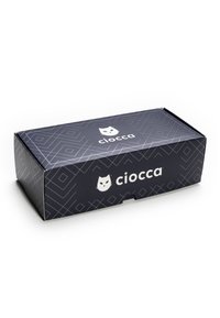 Dunkelblauer rechteckiger Kasten mit geometrischem Muster und weißem Logo "ciocca", das ein stilisiertes Katzen Gesicht auf der Vorderseite zeigt.