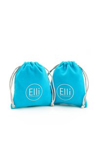 Dva tirkizna torbica na vezanje od mekog platna, svaka sa kružnim bijelim logom s natpisom "Elli by Julie & Grace."