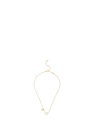 Collier délicat en chaîne d'or avec un petit pendentif en forme de fer à cheval et un charm rond, posé à plat sur un fond blanc.