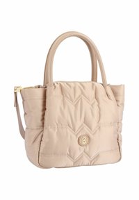 Beżowa pikowana torebka z dwiema krótkimi rączkami, odpinanym paskiem i okrąłym logo po boku. Miękka, gładka tekstura.