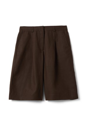 Pantalones cortos a medida de color marrón oscuro hasta la rodilla con trabillas para el cinturón y bolsillos laterales, colocados planos sobre un fondo blanco.